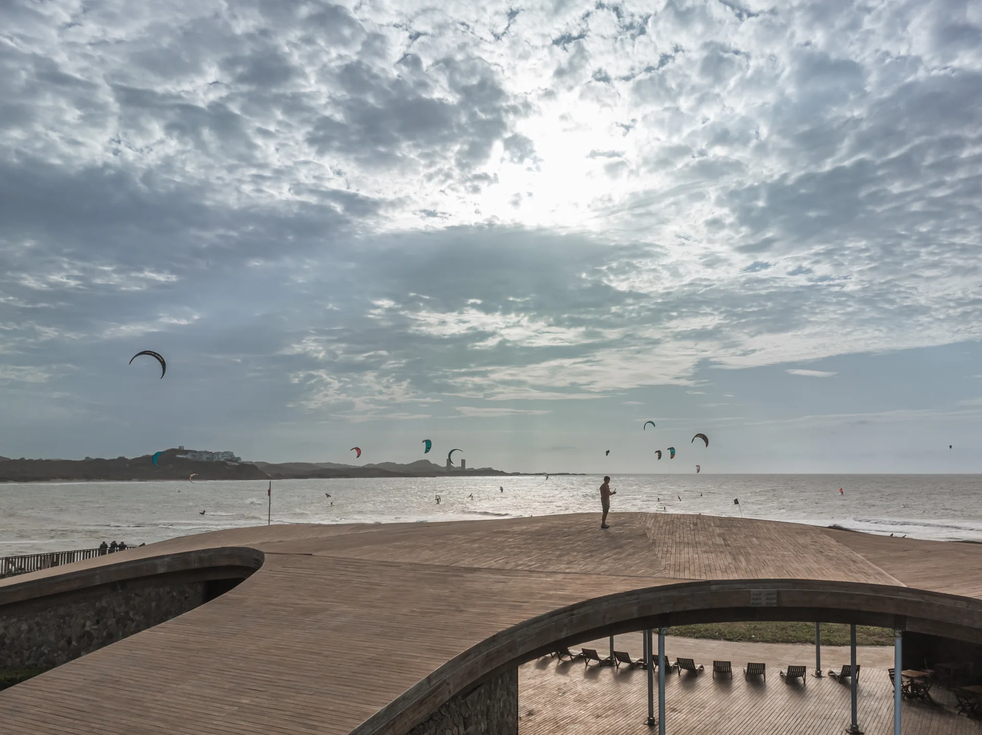 Área de almacenamiento de tablas de kitesurf y equipos de Sitio Estudio.